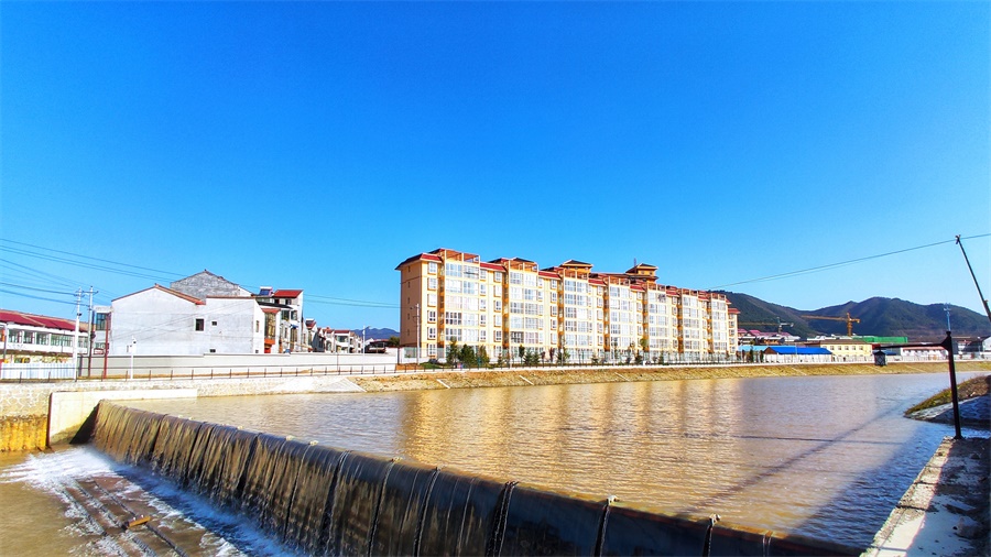 图为治理完成后的虢川河河道及沿线景观。（师华鹏 摄）