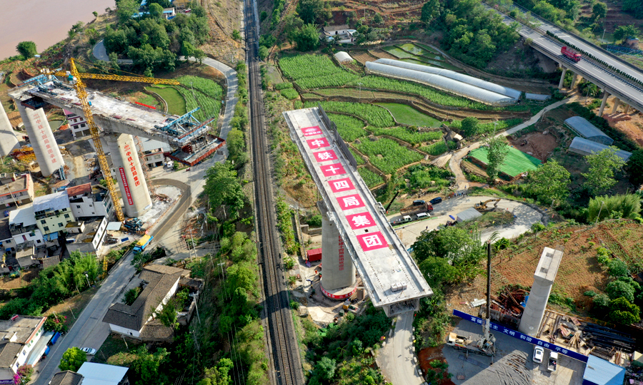 中国铁建所属中铁十四局建设者介绍，他们需要先预制好高40米、长86米的“T”字形的墩身桥梁结构，然后借助桥墩下部的球铰装置，在一个半小时的铁路“天窗”作业时间内，缓缓转动桥梁，使之与相邻的桥面吻合。图为大桥转体中。