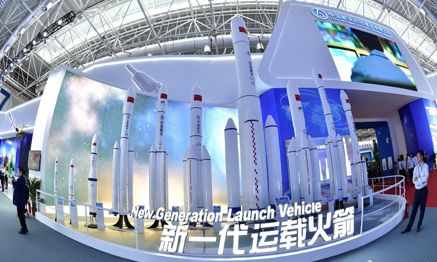 在11月6日开幕的珠海航展上，中国空间站“天宫”核心舱首次公开亮相，这将是未来中国人探索宇宙、太空驻留的“宇宙之家”，预计将于2022年前后完成在轨建造，成为国家级太空实验室。（新华社记者 胡喆 梁旭）