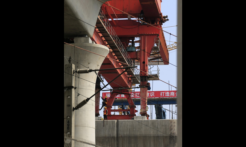 4月26日，商合杭高铁亳州段的箱梁架设全部完成。至此，亳州段工程转入大面积轨道板铺设阶段。图中是在安徽省亳州市，中铁电气化局铁路工程公司施工人员在进行架梁作业。新华社发（倪树斌 摄）