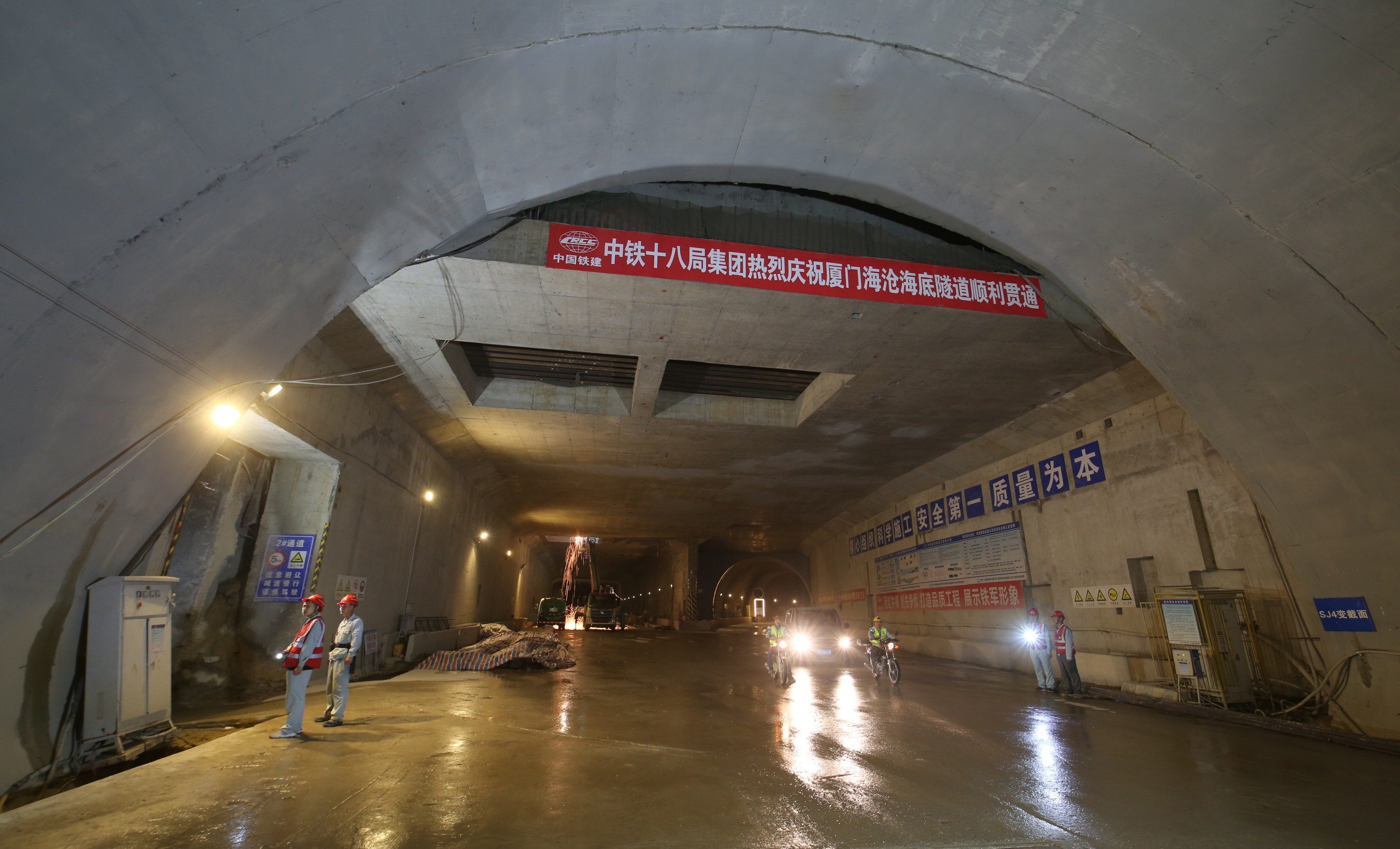 近日，历经五年多的艰苦施工，由中铁十八局集团一公司参建的我国东南地区最长海底隧道——厦门海沧海底隧道下穿兴湖路主干道段顺利贯通，标志着海沧海底隧道全线贯通，也标志着全线最后一个Ⅲ级风险点安全解除。