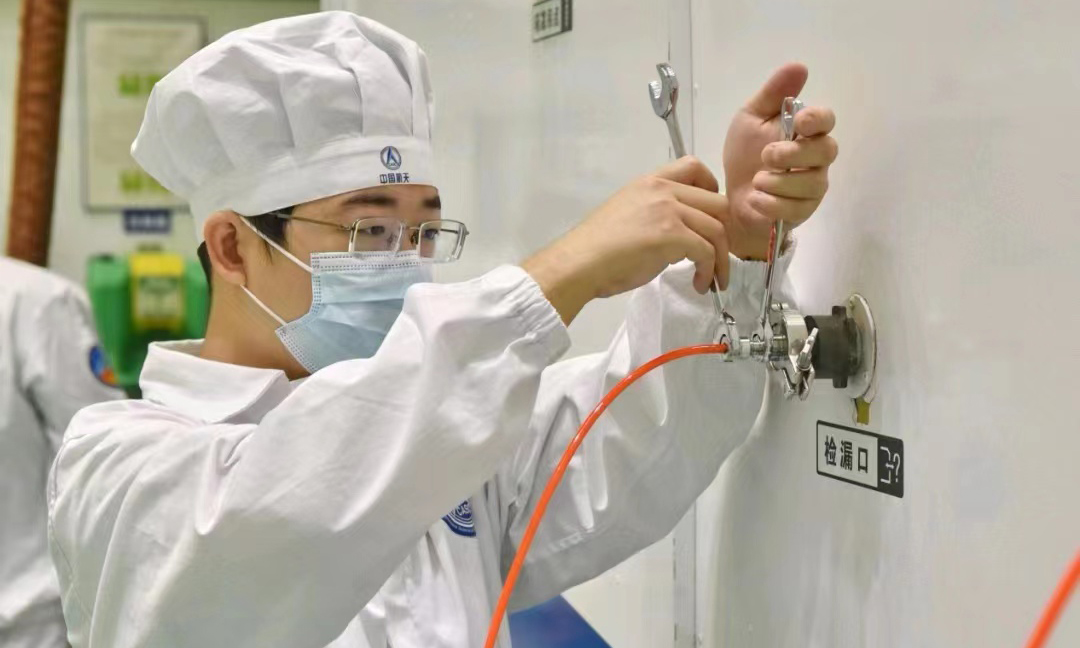 进入四季度，航天科技的工作人员正在奋勇冲刺，千方百计完成生产任务。国庆期间，五院广大党员、青年突击队积极发挥先锋模范带头作用，自中星19号卫星自北京运抵发射场后，试验队相继完成进场动员、第一阶段总装及发射场电测配合等工作。全体试验队员稳扎稳打，力求圆满完成型号天线展开试验等工作，共同实现发射场工作零缺陷的工作目标，为后续工作打下坚实基础。