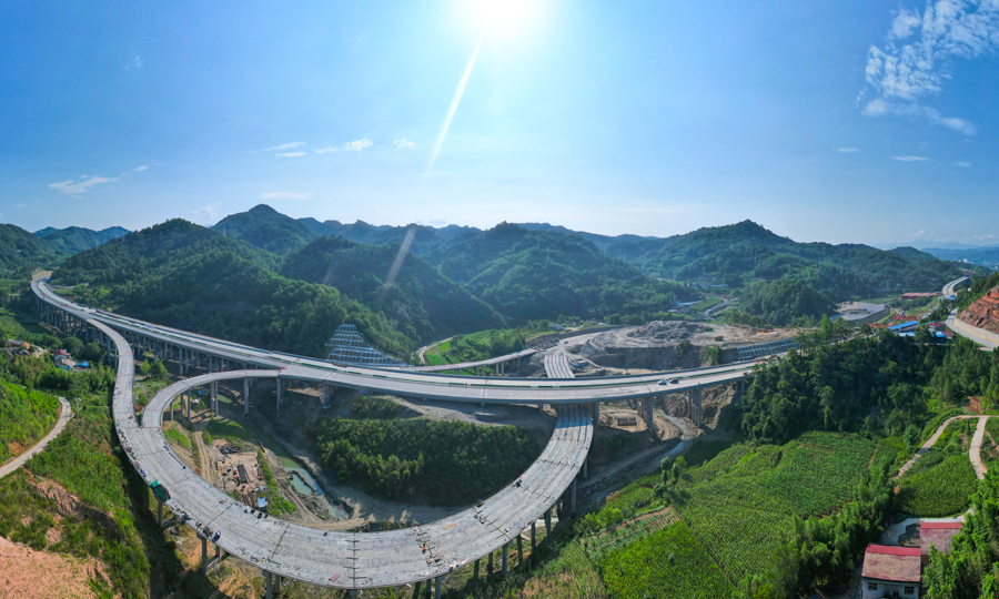 宁石高速的通车，宁陕县至石泉县的行车时间从2个小时缩短到约45分钟，极大地缓解了陕南交通瓶颈制约，形成“西安—宁陕—石泉—安康”旅游走廊，助力川陕革命老区经济振兴。