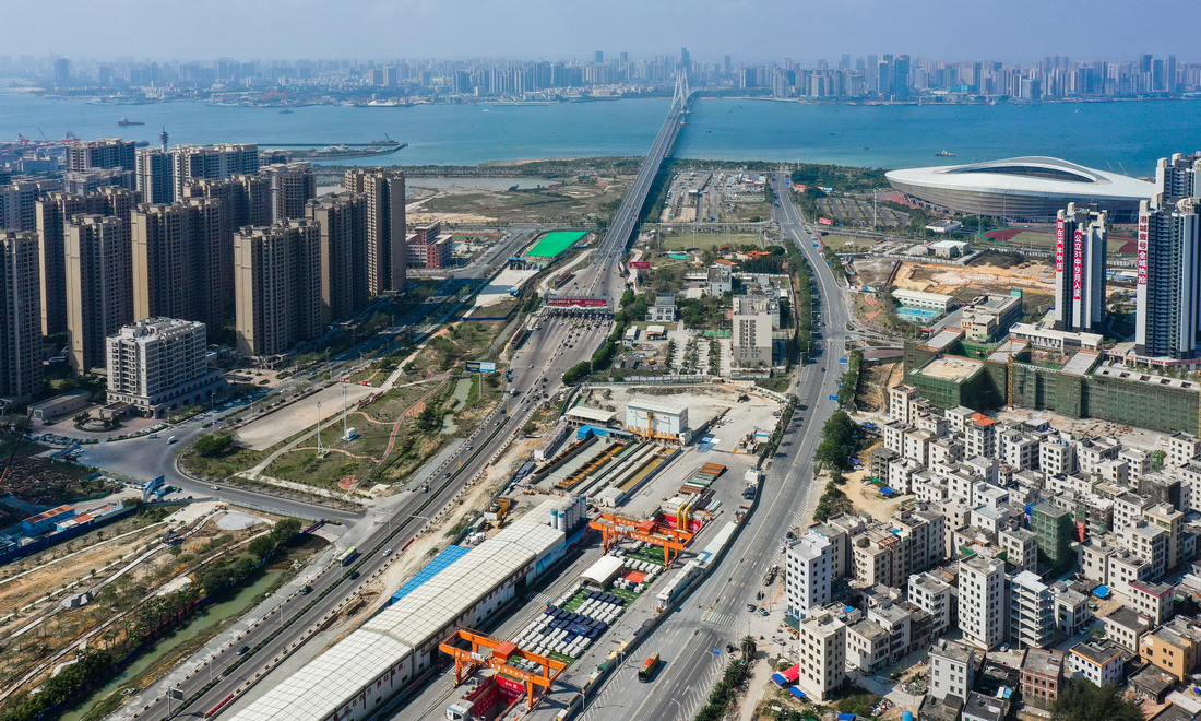近日，中铁十四局承建的广湛铁路全线控制性工程——湛江湾海底隧道盾构施工由“穿海模式”转为 “穿城模式”，并在穿城过程中顺利与湛江海湾大桥海滨路立交桥桩基以不足1米的间距“擦肩而过”。湛江湾海底隧道盾构段全长7551米，开挖直径14.33米，目前已累计掘进4546米。图为2月28日，广湛铁路湛江湾海底隧道盾构区间“过海穿城”（无人机照片）。新华社记者 刘大伟 摄