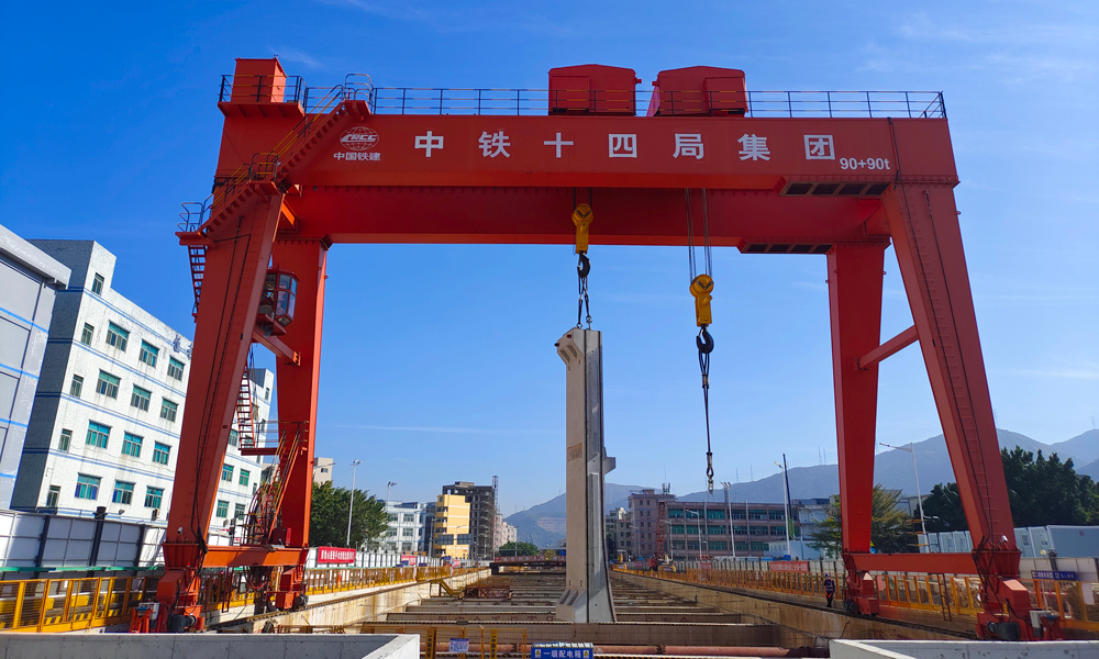 福坑站是深圳地铁16号线二期工程3座装配式车站之一，车站全长228米，整体装配率达76.3%，由435块“积木”现场按顺序拼接成型，是粤港澳大湾区首批装配式试点地铁车站，也是全国首批内支撑体系下、大分块预制构件结构形式全装配式地铁车站。图为装配构件侧墙块吊装现场。