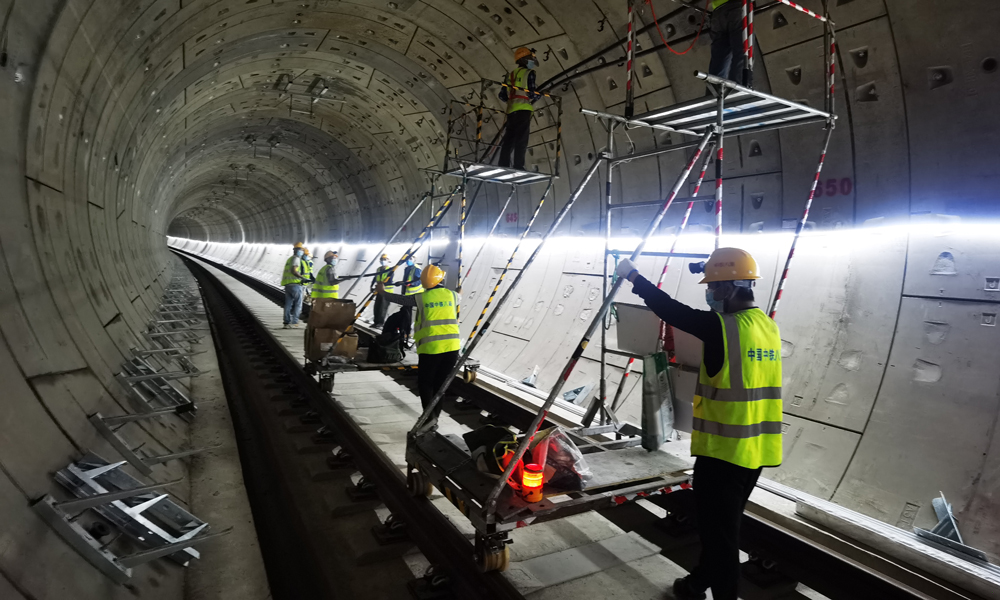 项目建设中，中国中铁参建单位合理优化施工工序，充分采用BIM技术，实现预制工厂化、施工装配化、管理信息化、运维智慧化，攻克多重难题，为苏州轨道交通隧道盾构施工技术的创新与突破积累了宝贵经验。图为苏州轨道交通11号线信号系统区间漏缆敷设。