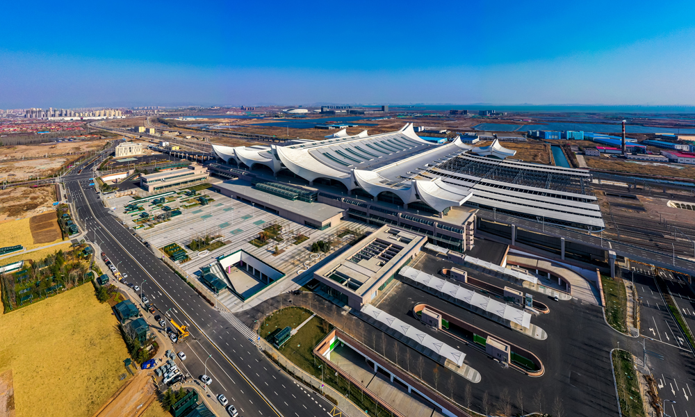 济青高铁红岛站位于青岛市城阳区，紧邻胶州湾，距海不足两公里，是济青高铁终点站，站房面积共7万平方米，站场设计规模10台20线，采用线上式布置，由下至上分别为出站层、广场层、站台层、高架候车层及旅服夹层，是山东省第二大、青岛市最大的高铁站。