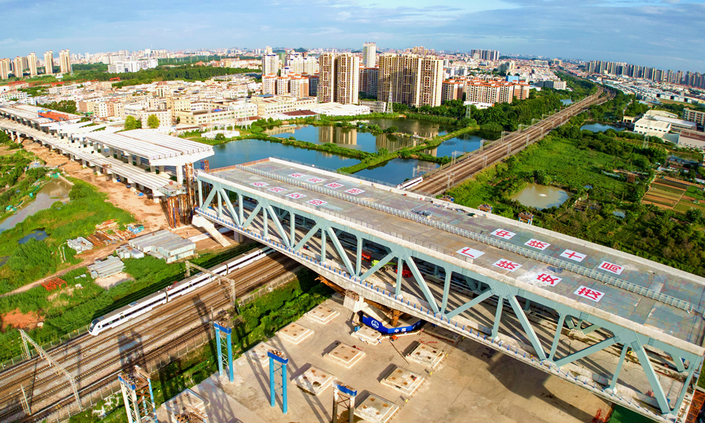 近日，中国中铁旗下中铁十局承建的国内首例跨铁路双层公路桥——莞番高速上跨广深铁路主桥成功转体。莞番高速公路西接已建成的南沙大桥，东连河惠莞高速公路，项目全长64.48公里，分三期建设，一期、二期分别于2019年和2021年建成通车。三期工程大量采用共线双层桥结构，上层为莞番高速公路，下层为环莞快速路，全线比单层桥方案减少占地约800亩。