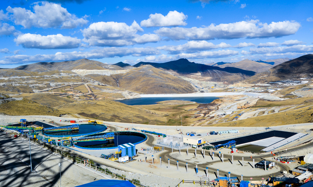 中国五矿建设运营的秘鲁邦巴斯铜矿，是践行“一带一路”倡议“中秘产能合作”的旗舰项目。项目的成功实施为当地创造了75000个就业岗位，有效刺激了当地经济繁荣发展。