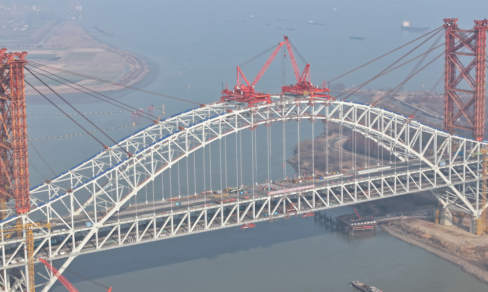 近日，中国中铁承建的一批重点桥梁工程不断掀起建设热潮，实现了2024年良好开局。图为1月12日，中国中铁旗下中铁大桥局承建的常泰长江大桥录安洲专用航道桥合龙。常泰长江大桥是世界首座集高速公路、城际铁路和普通公路为一体的过江通道，连接江苏常州与泰州两市。该桥于2019年10月全面开工建设，计划2025年上半年建成。