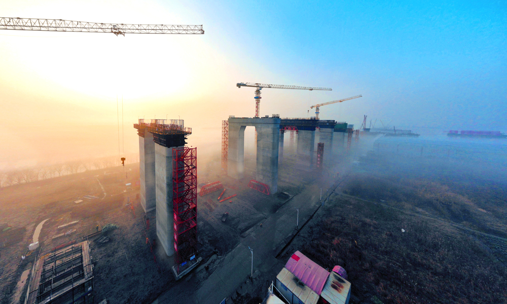 1月10日，中铁大桥局参建的沪渝蓉铁路崇启公铁长江大桥北引桥主塔3号墩、4号墩封底排水大节点圆满完成，作业人员正在加紧进行清淤、护筒切割、桩头凿除等作业。该桥采用2线高铁+2线城际+6车道公路布置，主跨为400米双塔双索面钢桁结合梁斜拉桥，是在建世界最大跨度双塔双索面公铁两用无砟轨道斜拉桥。