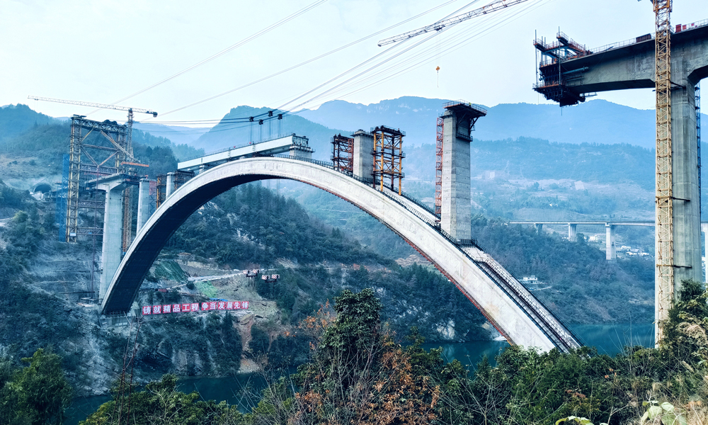 1月10日，中铁大桥局承建的渝湘高铁重庆至黔江段黄草乌江双线大桥拱上钢梁第1联第3节段架设完成。该桥位于重庆市武隆区江口镇银盘电站库区，横跨乌江，全长593.65米，主跨275米，是一座上承式劲性骨架钢筋混凝土拱桥，拱上钢梁共计3联，分成9个节段架设，目前已架设完成4个节段，预计月底完成全部钢梁架设。