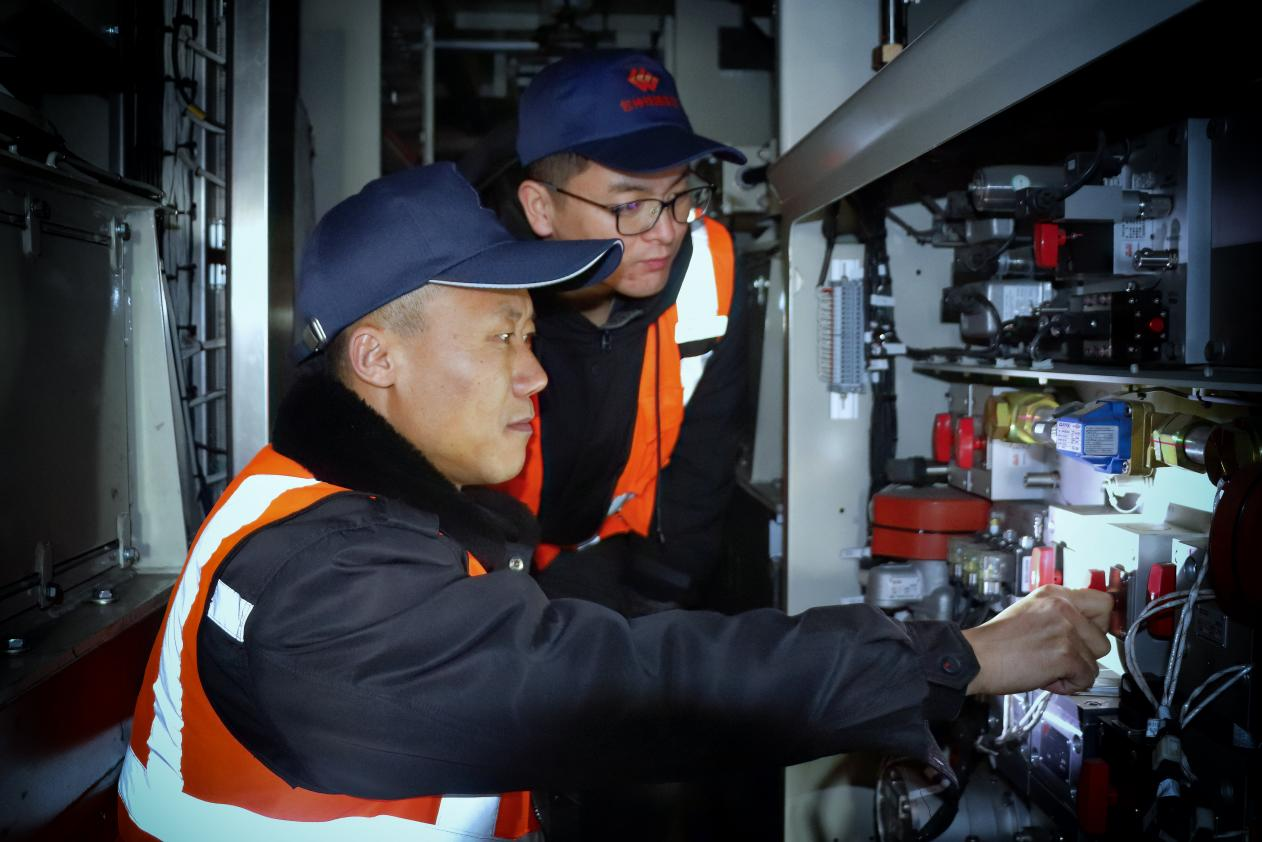 包神铁路机务分公司机车乘务员对机车制动系统进行隐患排查，确保入库机车空气管路清洁无漏泄，各部件状态良好。