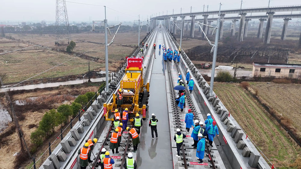 2月15日，在抚河特大桥接轨点，中铁一局参建的昌九高铁南昌东站至何家线路所先行开通段铺轨贯通，南昌东站正式接入京港高铁昌赣段、杭昌高铁与京港高铁实现快速互联互通。昌九高铁线路全长138公里，设计时速350公里，本次先行开通段全长21.177公里。未来线路开通后，杭昌线开往港深方向的列车无需绕行南昌南站，可直接经南昌东站快速往返。