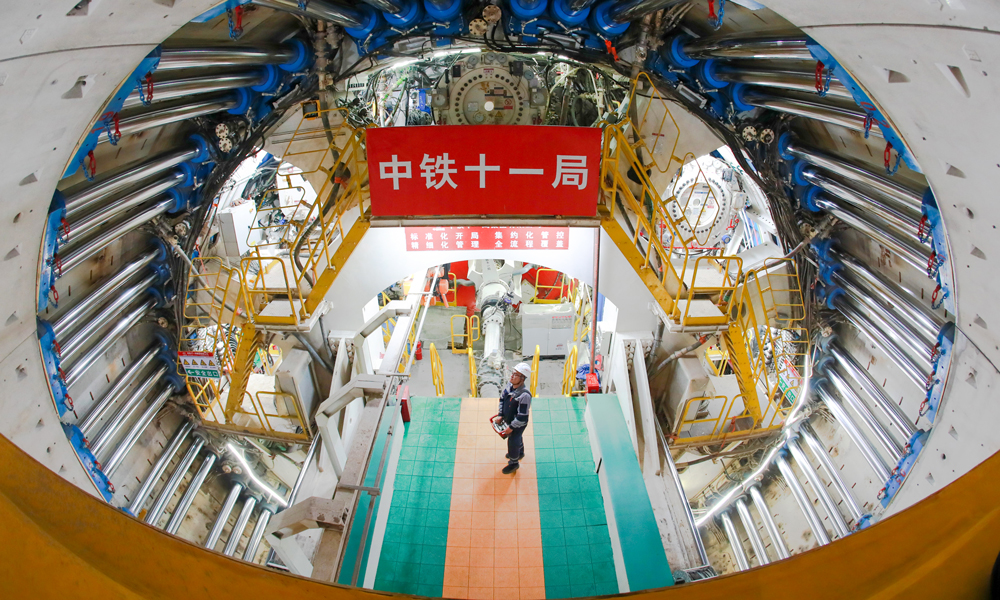 当前，中国铁建锚定高质量发展目标，坚持不懈打造品质工程，全力推动各项重点项目建设。图为在中铁十一局参建的世界最长海底高铁隧道——甬舟铁路金塘海底隧道，建设者进行“定海号”管片拼装作业。工程建成后，宁波至舟山通行缩至26分钟，助力舟山群岛融入国家高铁网。