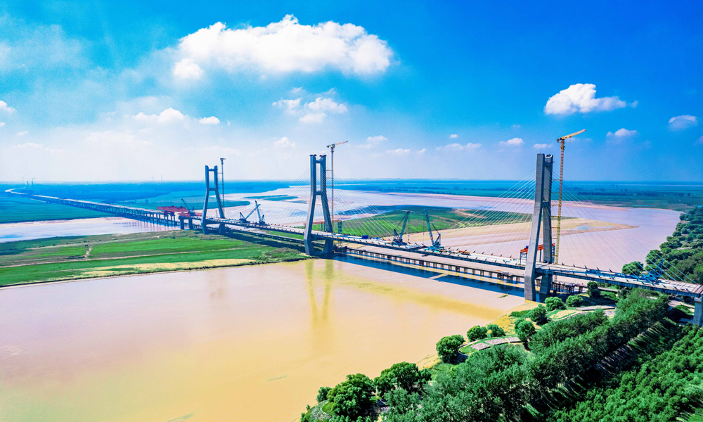 近日，随着最后一根横梁吊装完成，中国中铁旗下中铁工业参建的兰原高速兰考至封丘段项目黄河特大桥主桥提前一个月合龙。