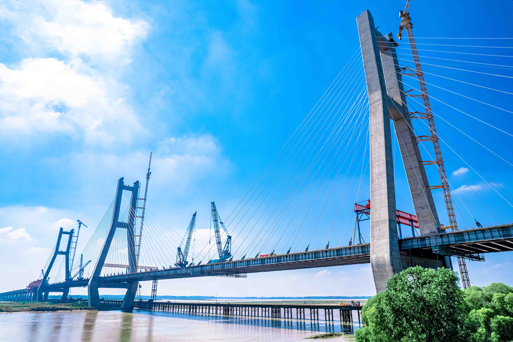 据悉，兰原高速兰考至封丘段全长30.263公里，采用双向六车道高速公路标准，设计时速120公里。其中，黄河特大桥工程全长9104米，主桥为钢混组合梁三塔斜拉桥，副桥有20孔100米跨径钢混组合梁，为国内同类型桥梁最大规模。中铁工业主要负责该桥主桥及东跨大堤桥共约2.33万吨钢梁制造及安装任务。