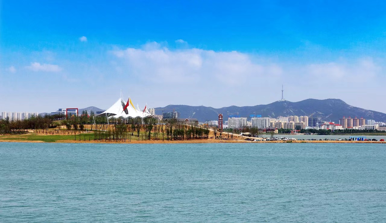 该项目位于安徽省淮北市，是省级重点民生项目。自侯王闸下游约980米王引河东岸取水，输送至化家湖水库防洪闸西侧闸孔，沿途包括取水口、输水箱涵、引水加压泵站、输水管道、跨越桥梁等，输水线路总长20.9千米。