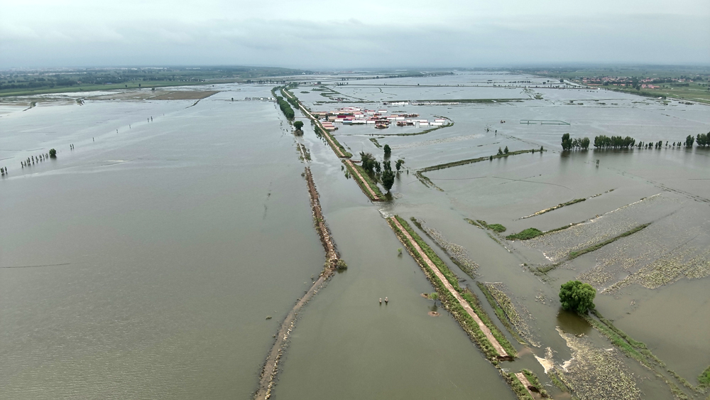 近日，内蒙古哈素海水库、哈素海退水渠持续高水位运行，大黑河发生超保汛情。8月4日，中国安能抽组第一工程局唐山基地专业救援力量80人，装备30台（套）紧急驰援。