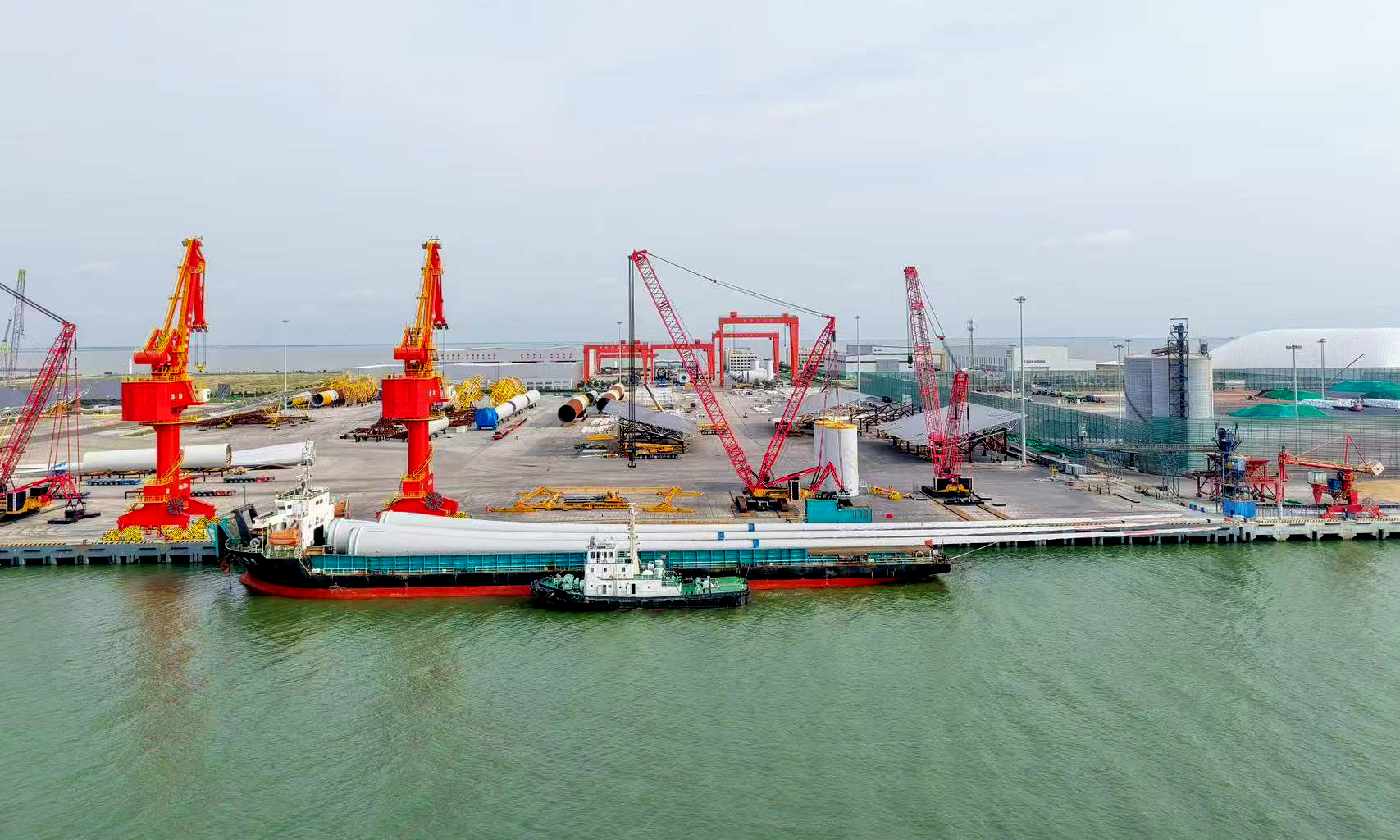 近日，由东方电气集团研制的全球单机容量最大26兆瓦海上风电机组核心部件——153米全球最长叶片和超500吨全球最重机舱，安全抵达山东东营广利港。