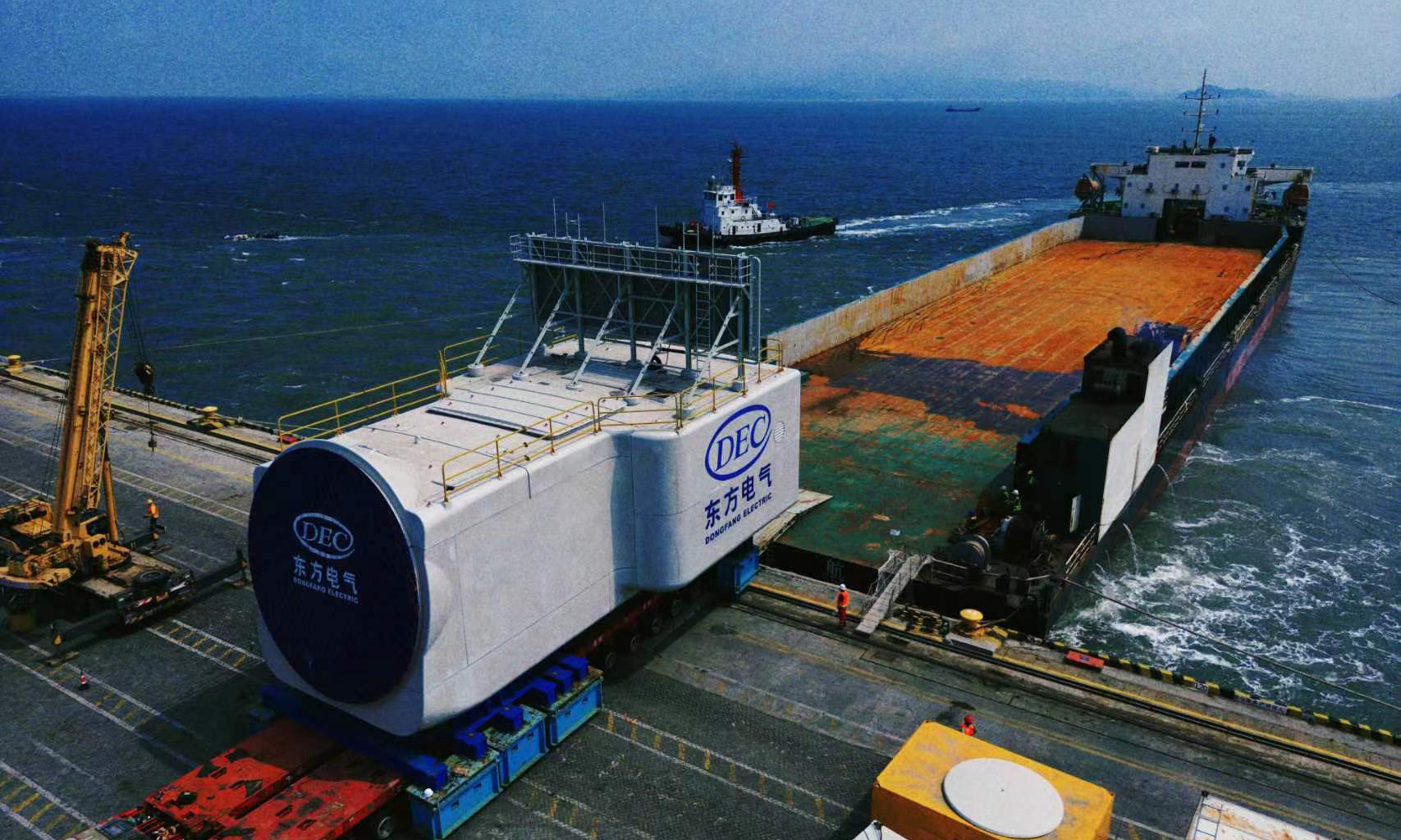 超500吨的机舱远超港口常规起重能力。团队提出“精准潮位+高精度滚装”方案，机舱滚装必须与潮汐展开“赛跑”，团队成员彻夜坚守港口，锁定凌晨高平潮仅有的2小时窗口，以低于0.5千米/小时的速度沿特制跳板移动，并借助波浪传感器和动态平衡系统，在潮水涨落的瞬息之间实现安全“登陆”，攻克了超重型机舱港口装卸作业行业技术难题。