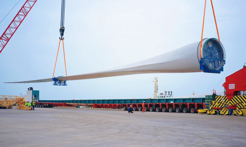 该叶片运输难度极高，从工厂到港口的运输路线如“障碍赛”，高压线、桥梁、急弯层层阻隔，发运团队提前半年实地勘测，多次复勘定制“分段式护送”方案。