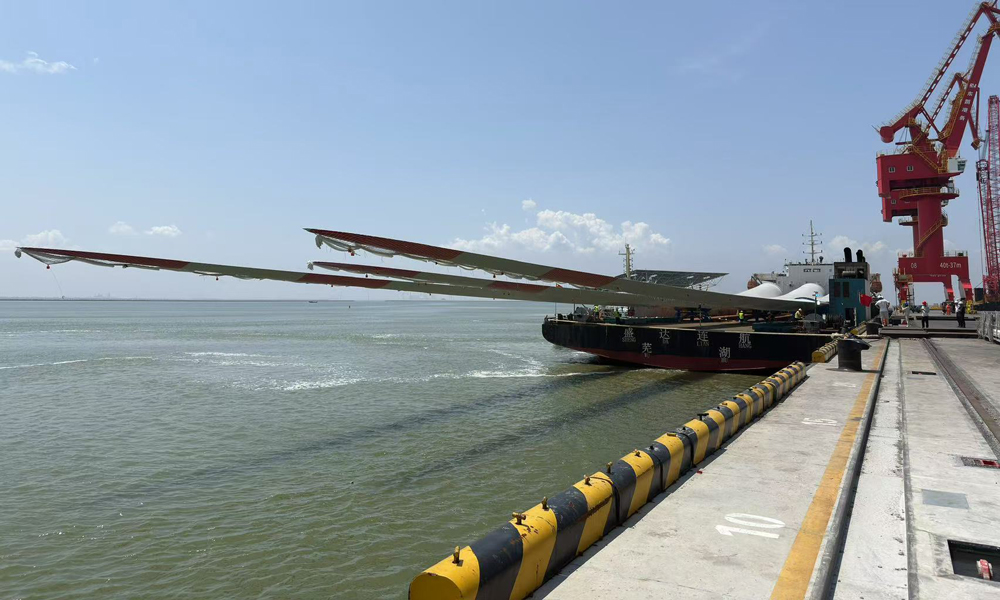 随着核心部件精准就位，标志着26兆瓦级海上风电机组即将迎来吊装时刻。该机组轮毂中心高度185米，相当于63层居民楼的高度，风轮扫风面积相当于10.5个标准足球场。在年平均10米/秒的风速下，单台机组每年可输出1亿度清洁电能，可满足5.5万户普通家庭一年的生活用电，每年输出的清洁电能可节约标准煤3万余吨，减少二氧化碳排放8万余吨。