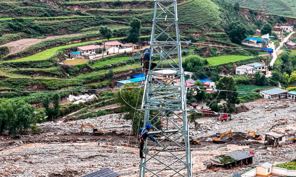 8月7日以来，甘肃兰州市榆中县等地遭遇连续强降雨引发山洪灾害，部分输电线路因灾受损。8月9日21时，甘肃省榆中县受灾区域全部恢复供电，后续全面转入受损电网恢复建设。图为国网甘肃电力抢修人员对35千伏受损电力线路进行抢修作业。