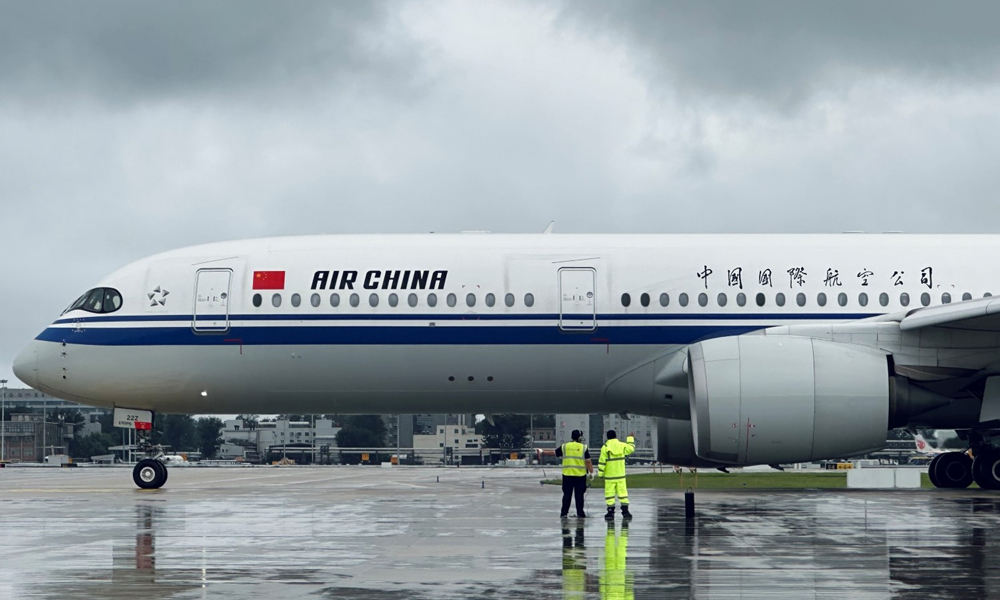 暑运期间，我国部分地区暴雨、台风等极端天气频发，生产保障压力倍增，航班运行挑战重重。越是风急雨骤，越见责任担当。中航集团各相关单位迅速启动应急响应机制，强化岗位力量，全力以赴保障航班安全运行。图为中航集团机务人员保障飞机安全出港。