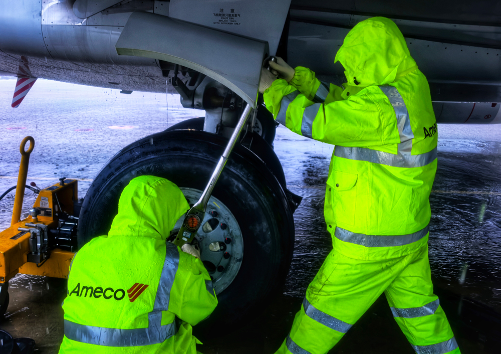 中航集团机务人员在暴雨中进行检修作业。