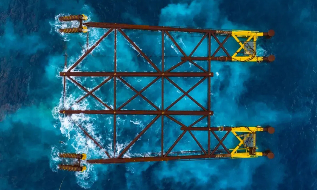 近年来，我国大型导管架安装能力取得了显著提升，形成了覆盖设计计算、仿真模拟、装船运输、滑移下水至精确扶正就位的全链条技术体系，施工规模、单体重量、总吨位均位居全球前列。先后成功实施荔湾3-1、“海基”系列等多个大型导管架安装作业，为我国深水油气资源开发提供了坚实保障。