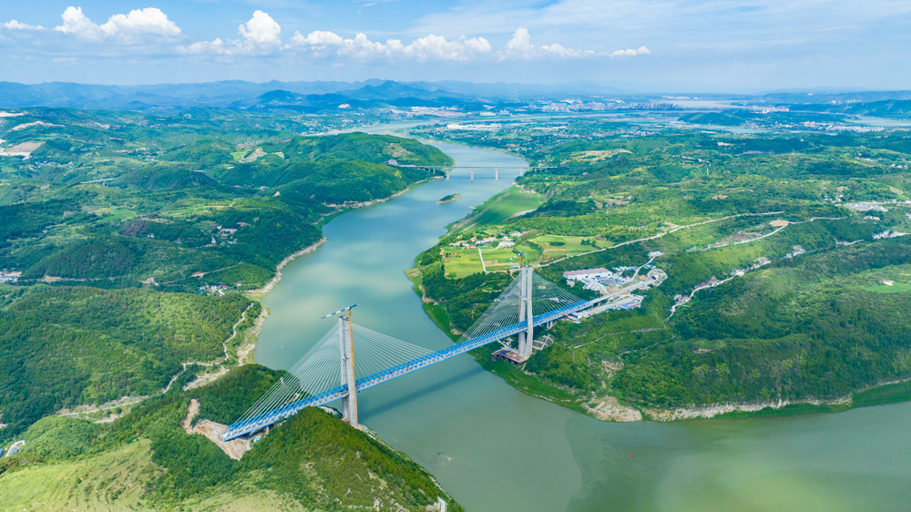 近日，湖北十堰，西十高铁汉江特大桥建设现场一片繁忙景象，中铁十一局建设者正加紧进行钢桁梁焊接，冲刺钢桁梁合龙。图为汉江特大桥航拍。