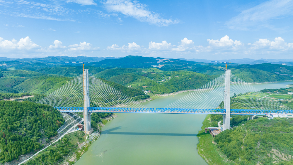 汉江特大桥为梁桁组合结构斜拉桥，是西十高铁全线控制性工程，全长917.45米，设计主跨420米一跨飞跃汉江，两座主塔高度均为186.5米。