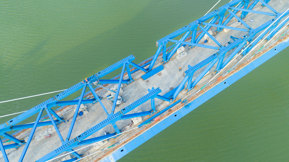 西十高铁西起陕西西安，向东南穿越秦岭山脉，经商洛，终点为湖北十堰，正线全长255.76公里，设计时速350公里。图为汉江特大桥建设现场。