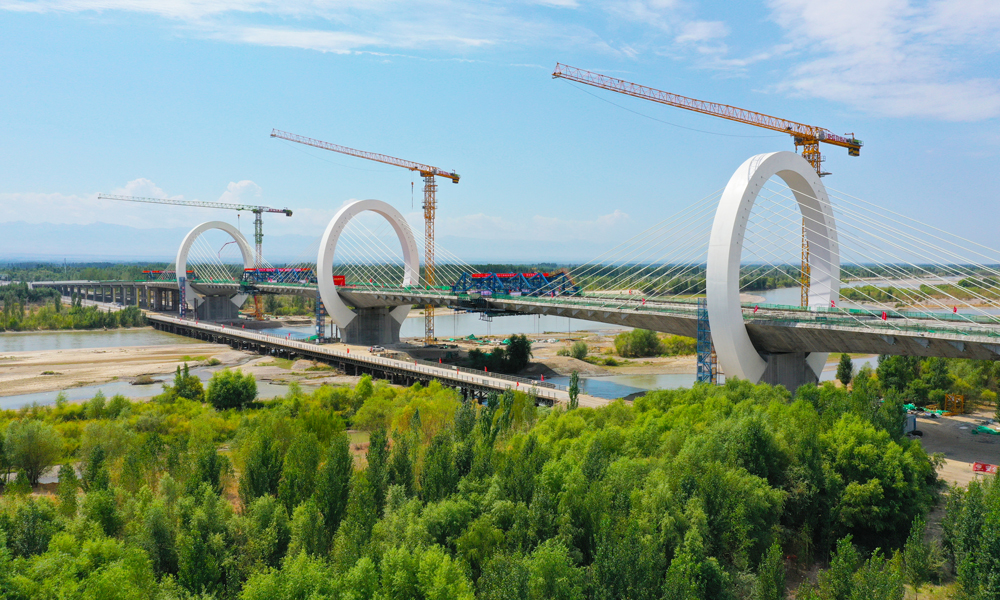 近日，随着最后一方混凝土浇筑完成，中国中铁旗下中铁三局运输工程分公司承建的伊犁河三桥主桥顺利合龙，距离年内通车更近一步。