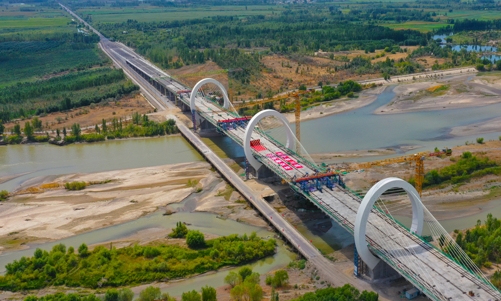 伊犁河三桥地处新疆伊宁、可克达拉、察布查尔三地交界中心地带，全长2.86公里，设计时速为60公里。伊犁河三桥主桥造型独特，是国内首座三塔四跨“O”形矮塔斜拉桥。