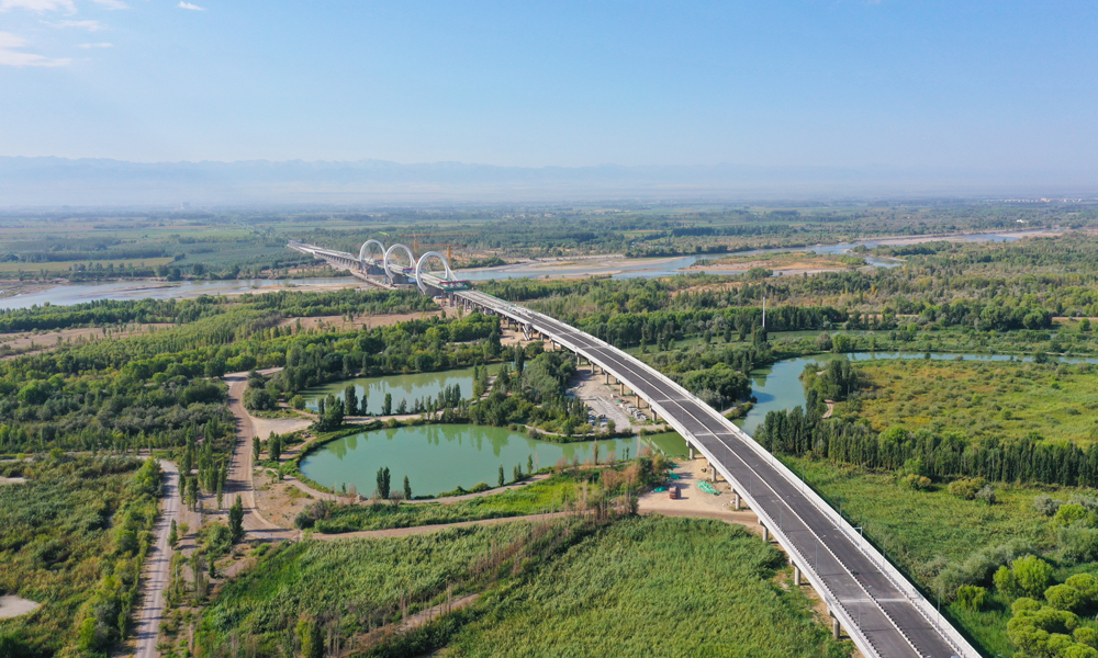 伊犁河三桥是连接霍尔果斯经济开发区伊宁园区与察布查尔锡伯自治县的重要过河通道，通车后两地车程将缩短近1小时，同时串联起霍尔果斯市、伊宁市、察布查尔锡伯自治县、昭苏县等区域，助力特色农产品外运以及旅游环线的形成，为构建伊犁河谷快速交通网、促进“两霍两伊”一体化发展、助力“一带一路”核心区建设注入新动力。