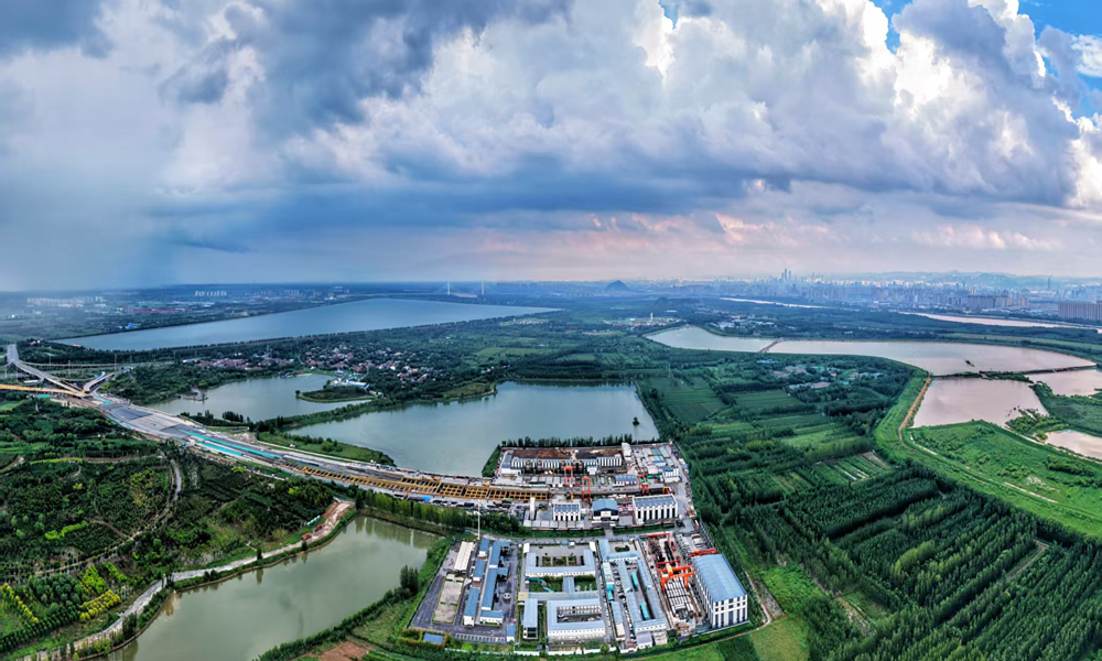 “山河号”盾构机开挖面积达240平方米，比半个标准篮球场的面积还要大，每掘进1环就会产生1200方泥浆，处理难度大。项目团队首创“絮凝+提浓+压滤”系统组合工艺，提高了泥浆处理效率，实现了尾水的循环利用和零外排。图为项目全景。