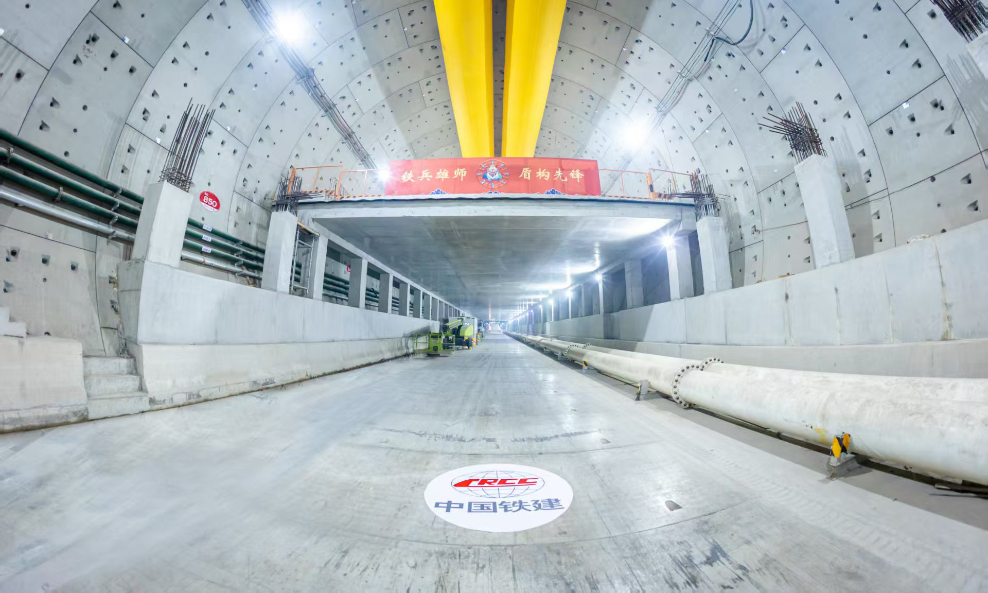 目前，项目团队先后攻克了28项技术难题，实现最高日进尺18米、月进尺426米，创造了17米级盾构施工的纪录。项目团队总结形成的17米级盾构施工成套技术体系，进一步提升了我国特大直径盾构隧道的建造能力和技术水平，使我国在该领域处于世界领先地位。图为成型隧道内景。