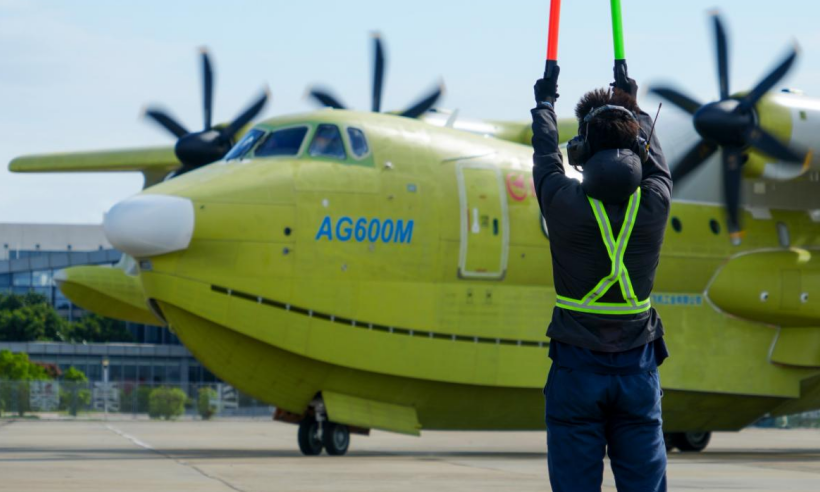 试飞机组驾驶着AG600-1102架机于珠海金湾机场顺利完成包括滑行、一般性检查、任务系统和高空飞行在内的一系列生产试飞任务，飞机状态良好，操纵系统正常，各系统工作稳定。随后，飞机再次从珠海机场起飞，转场湖北宜昌进行喷漆。