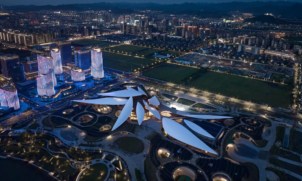 近日，由中国建筑旗下中建八局承建的浙江省“千项万亿”重大工程安吉文化艺术中心举办开幕演出。该项目坐落于浙江省湖州市安吉县，总建筑面积约11.8万平方米，错落布局了综合大剧院、高端会议中心、文化馆等6个功能区。