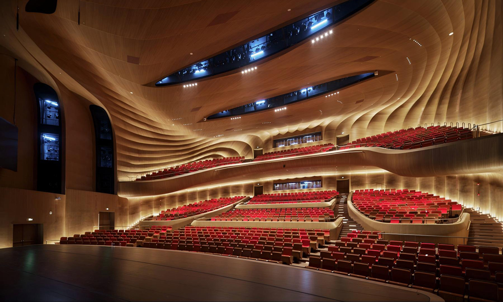 安吉文化艺术中心项目内含1300座大剧院，以“竹编腾舞”为设计主题，采用建筑信息模型技术提前进行深化建模，让舞台机械、机电系统、建筑结构三者相辅相成，确保施工一次成型。