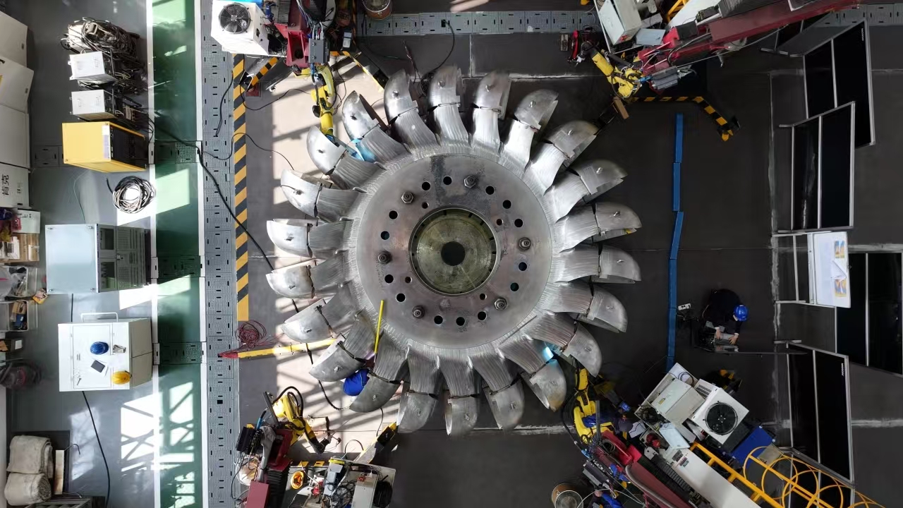 近日，东方电气集团自主研制的世界单机容量最大500兆瓦冲击式水电机组转轮完成机器人焊接，首次探伤合格率超过99%，将应用于西藏大唐扎拉水电站。