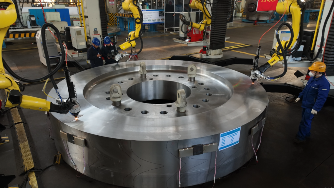 该转轮在行业内首次应用机器人焊接技术，实现了外部水斗与中心体的组焊，大幅提升了冲击式转轮的焊接质量和效率，为后续高水头大容量冲击式水电机组转轮规模化生产提供了技术基础。