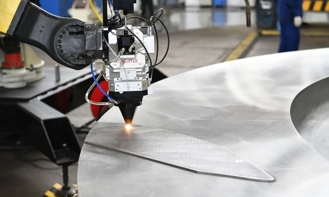 近年来，针对大型冲击式转轮研制，东方电气集团开发了智能化增材制造（3D打印）、自动化数控加工、机器人焊接、机器人打磨等技术。本次通过验证的转轮直径6.2米，整体重量达到90吨，95%以上制造过程实现了数字化、智能化。