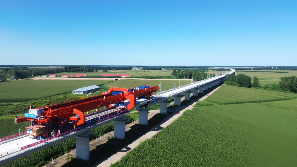 近日，随着最后一孔预制箱梁精准落位，中铁上海局裕田制梁场预制的675孔箱梁架设任务收官，至此哈伊高铁哈铁段站前一标项目架梁工程全部完成，为后续铺轨作业奠定坚实基础。