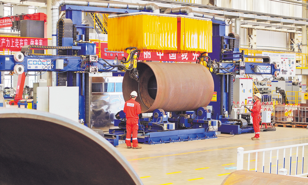 柔性制造智能焊接机器人是一种应用于柔性制造、拥有视觉识别能力的机器人，具有高度灵活性、环境适应性和智能化控制等特性，适用于复杂环境下多种类、定制化的焊接工作。图为焊接机器人准备执行焊接程序。 