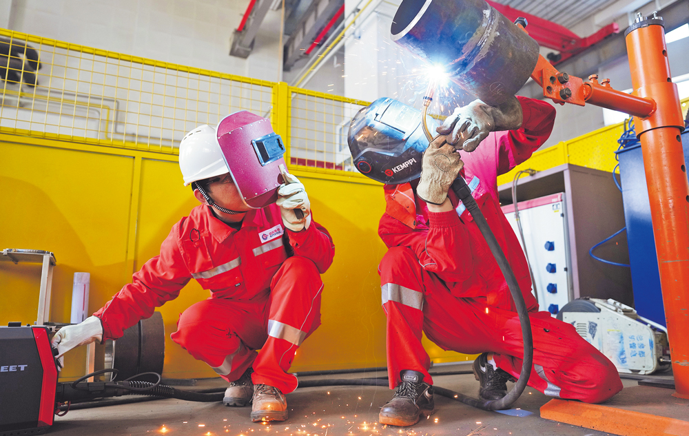 工作人员操作焊枪收集焊接参数。