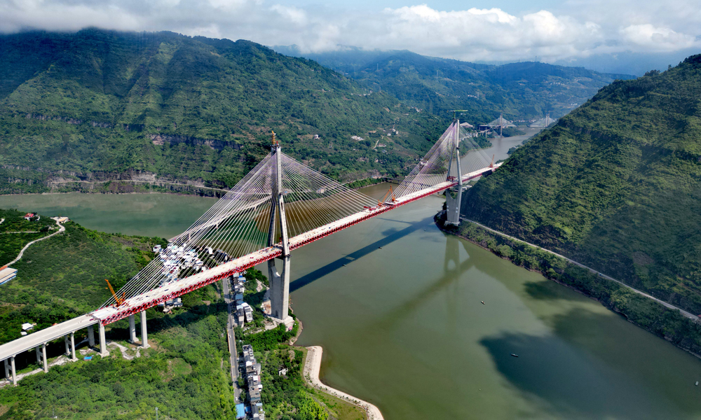 近日，随着145吨重的钢桁梁在126米的高空精准嵌入合龙口，中铁工业旗下中铁宝桥西南分公司参建的新市金沙江特大桥全桥合龙，为宜宾至攀枝花高速公路（简称宜攀高速）全线建成通车奠定坚实基础。