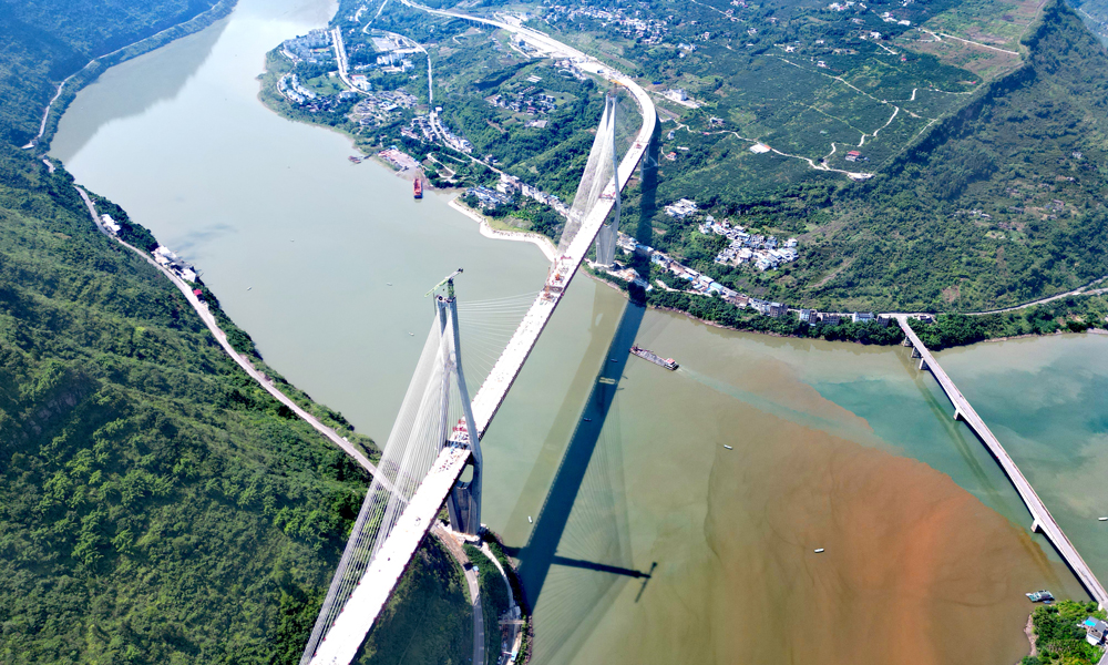 新市金沙江特大桥不仅是沿江高速的关键性控制工程，也是目前四川同类型在建规模最大的钢桁梁斜拉桥。中铁宝桥西南分公司承担全桥2.2万余吨钢结构的制造任务。